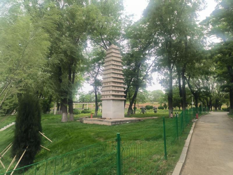 回龙岗墓园