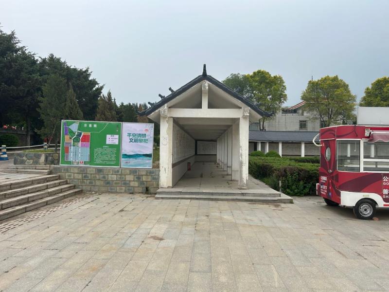 回龙岗墓园