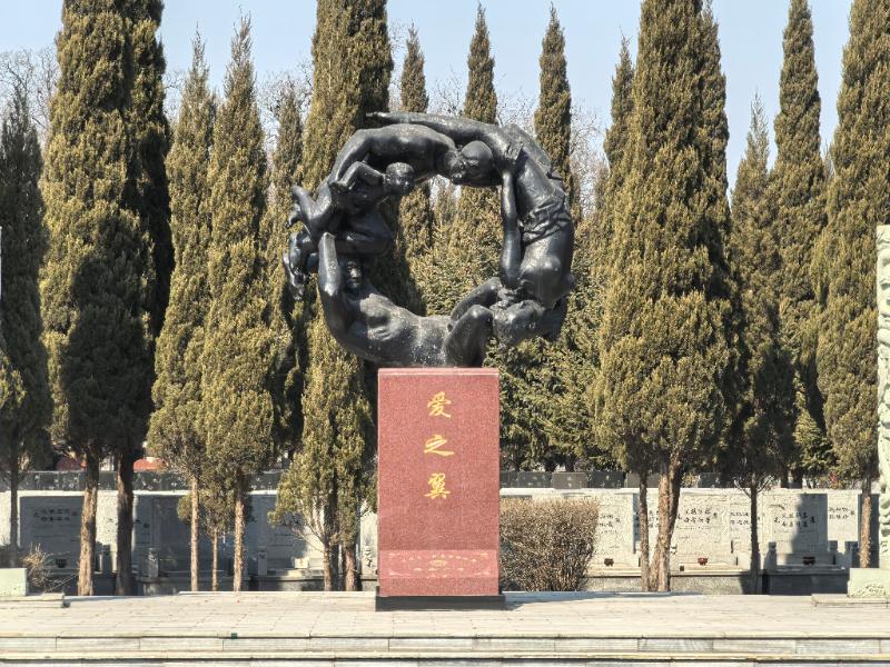 西郊卧龙墓园