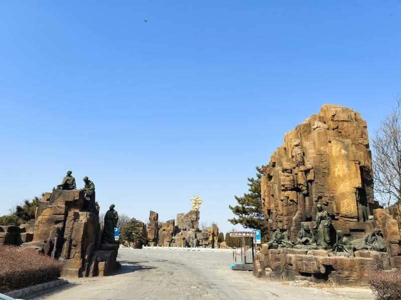 西郊卧龙墓园