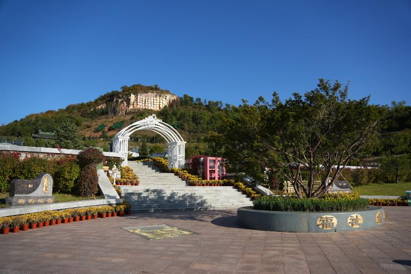 龙福山墓园