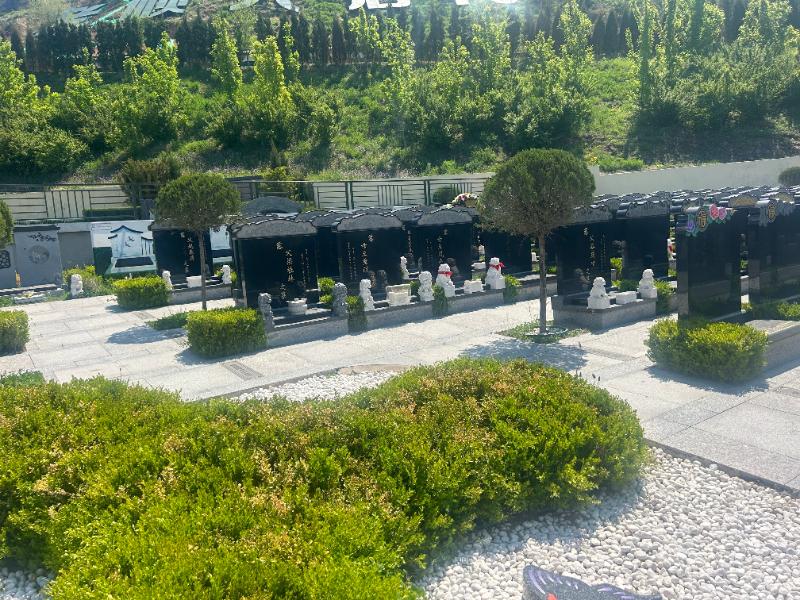龙福山墓园环境