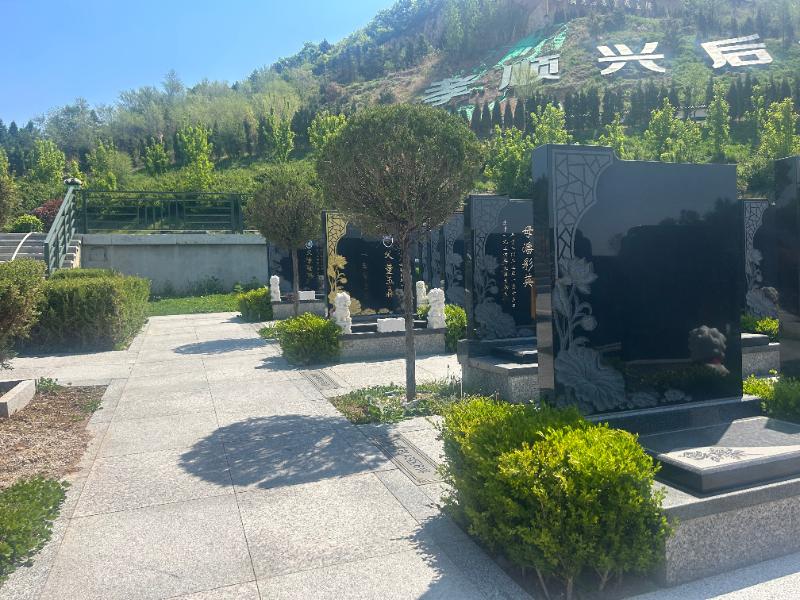 龙福山墓园环境