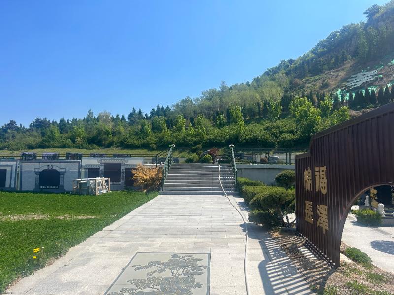 龙福山墓园环境