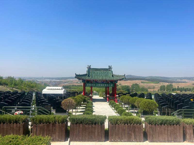 龙福山墓园环境