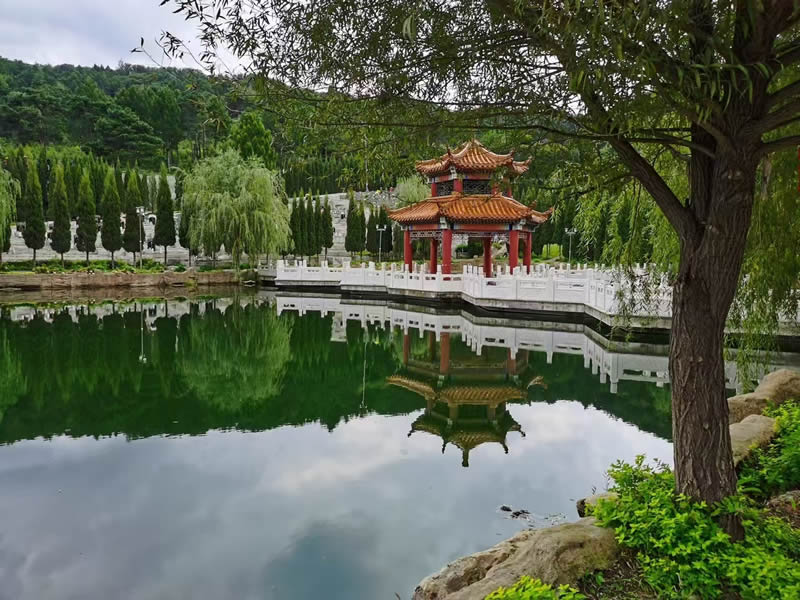 骏龙泉墓园