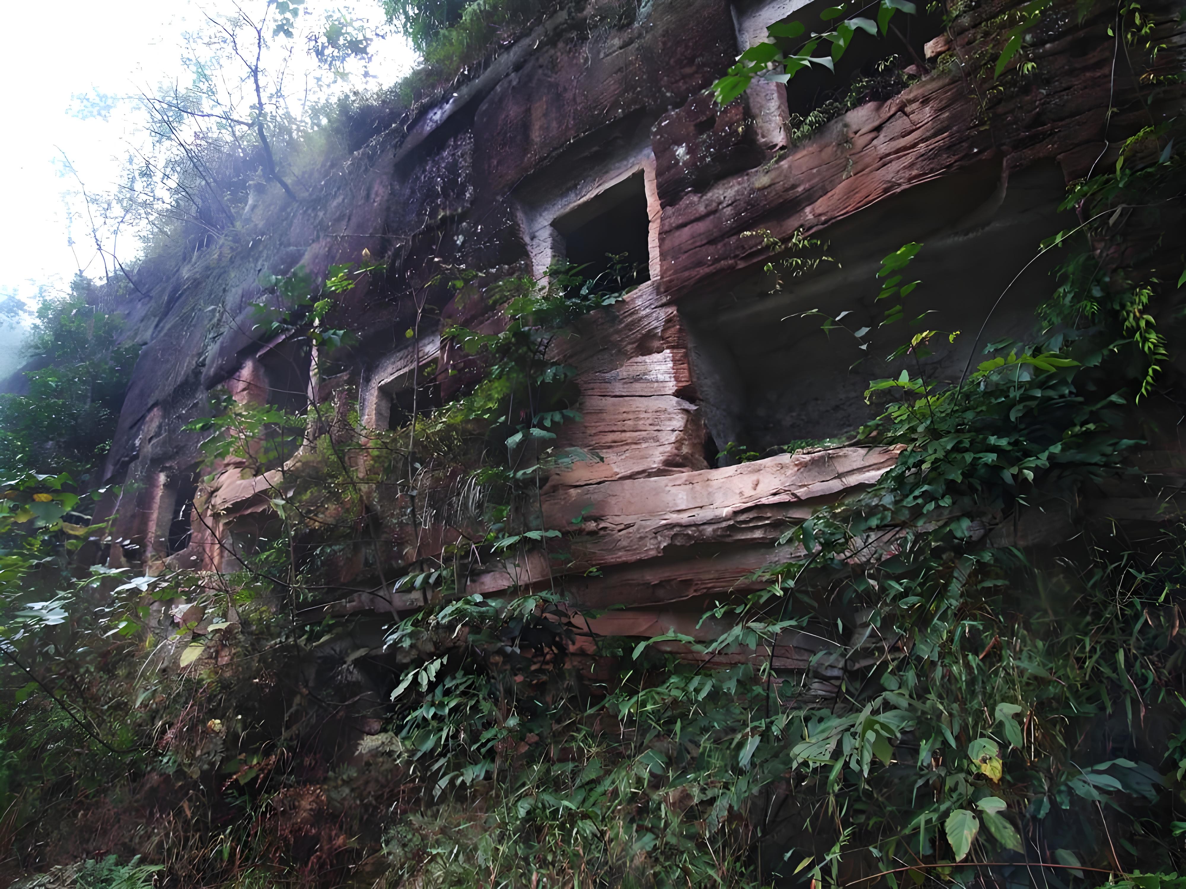 广西花山崖墓：2000年前古人怎么把棺材送上山？