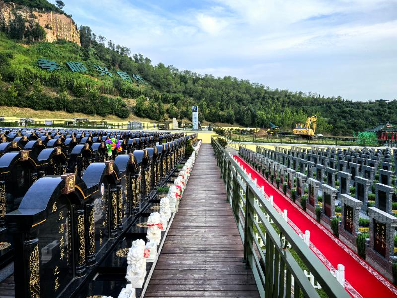 龙福山墓园