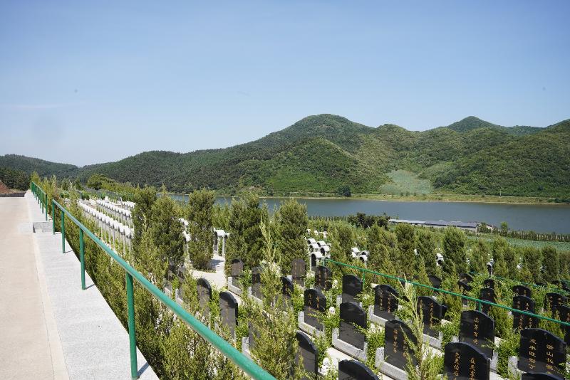 三市龙气交汇！沈阳观陵山墓园独创“玉带缠腰”水法，45款碑型定制永恒纪念！